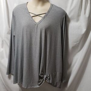Boutique Plus. EUC. Long Sleeve, V-neckline with Faux Knot. Size 4X.